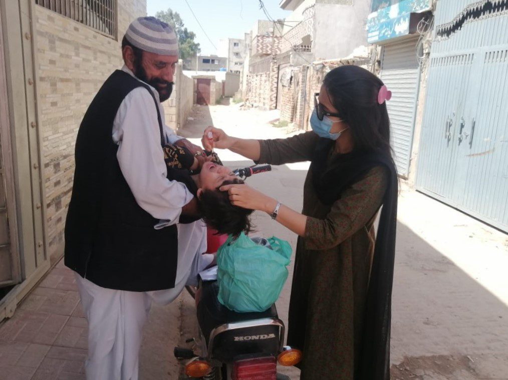 Dr. Nida vaccinates a child in Pakistan