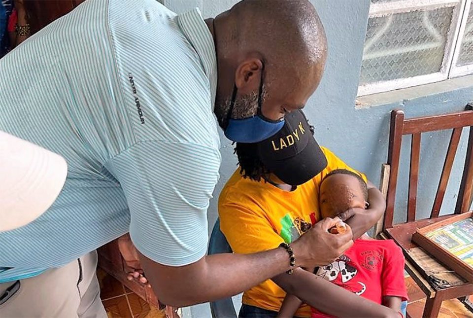 Dr. Victor Eboh administers vaccine in Sierra Leone