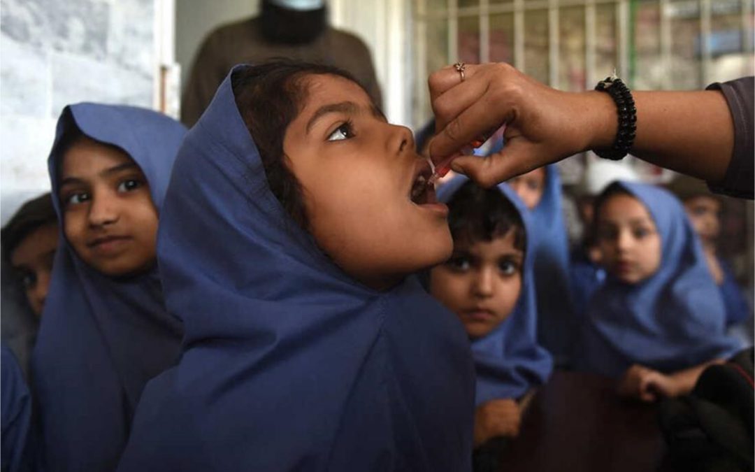 Children in Karachi wait for polio vaccine