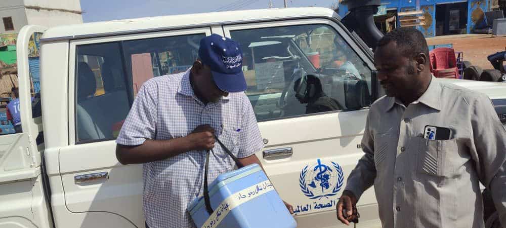 Dr Abdellatif Abdelwahab, Public Health Officer of White Nile State (left), collecting stool samples from Sennar State on his way to Gezira State. © WHO/Sudan